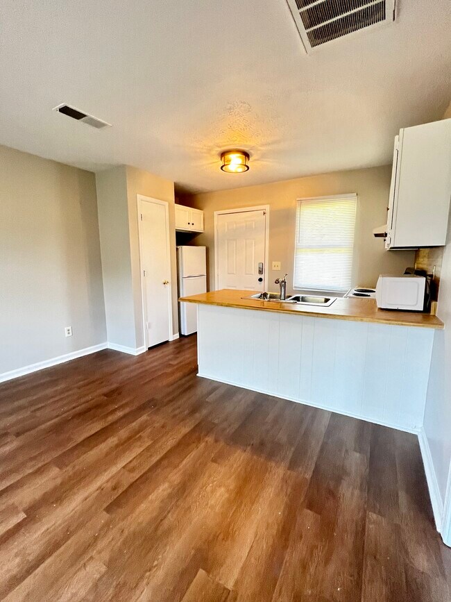 Building Photo - 1170 Miller St