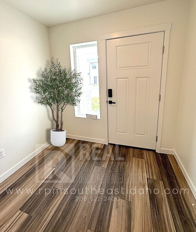 Building Photo - 845 Golden Bear Ln