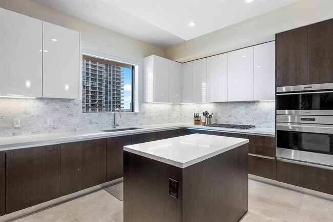 Building Photo - 3030 N Ocean Blvd