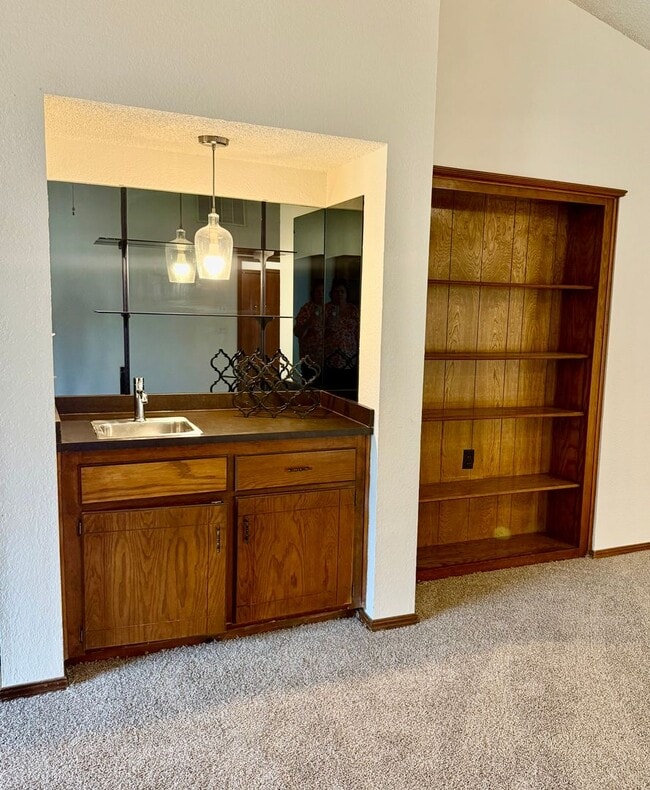 Building Photo - 3 bed, 2 bath Home in Ripple Creek!