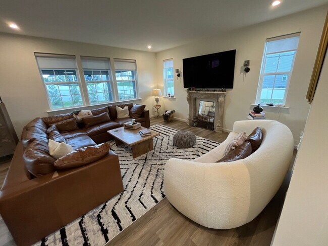 Foto del edificio - Stunning 5-Bedroom Custom Home with Solar, EV Charging & Private Media Room