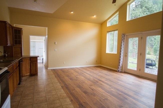 Sala de estar abierta - 9491 Miller Creek Rd