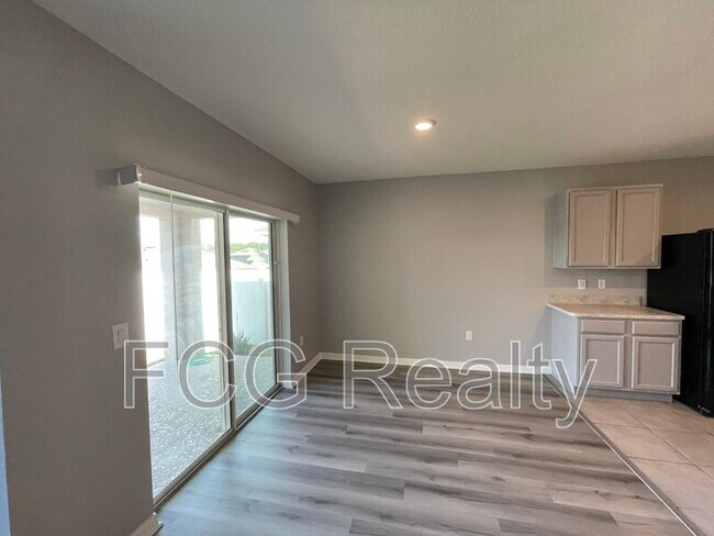 Building Photo - 950 Shady Tree Ln