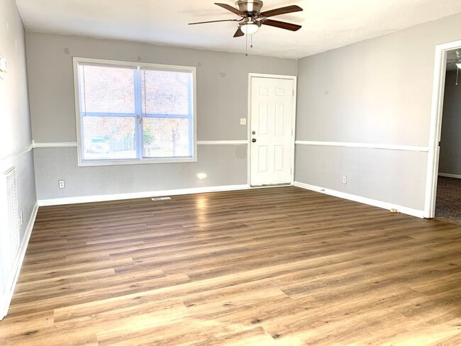 Building Photo - 411 Sideline Dr