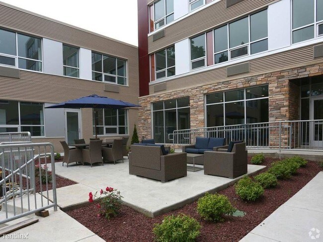 Foto del edificio - 4238 Ridge Ave