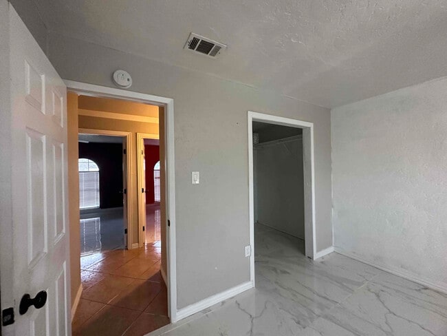 Building Photo - 10125 Peppertree Ln