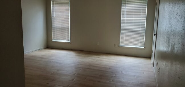 Living Area - 2115 Greenbriar Colony Dr