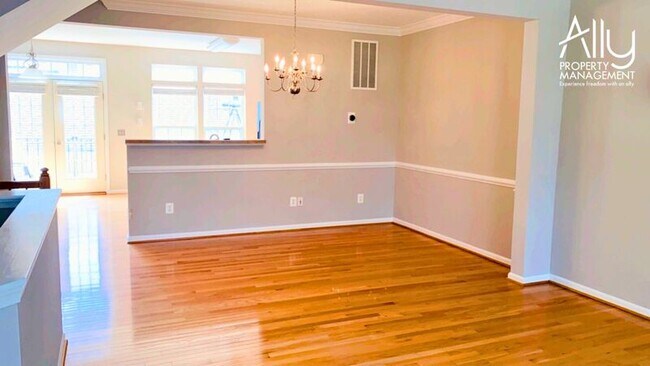 Foto del edificio - 908 Rainier Rd