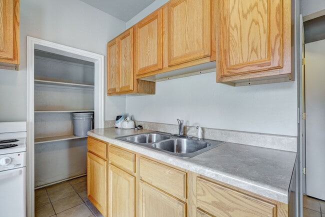 Foto del edificio - Cozy Efficiency Apartment Minutes from OU Campus