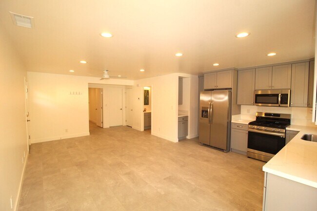 Building Photo - 225-229 Lynn Drive