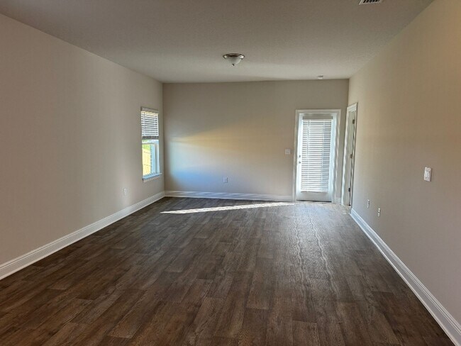 Building Photo - 13600 Shea Cir