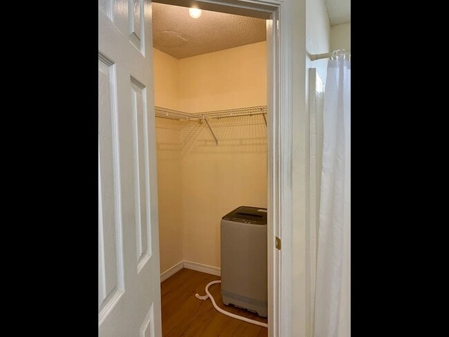 Foto del edificio - 853 Ladner Dr