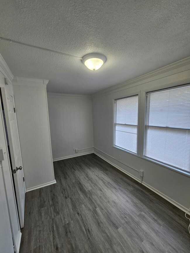 Building Photo - 916 E Lime St