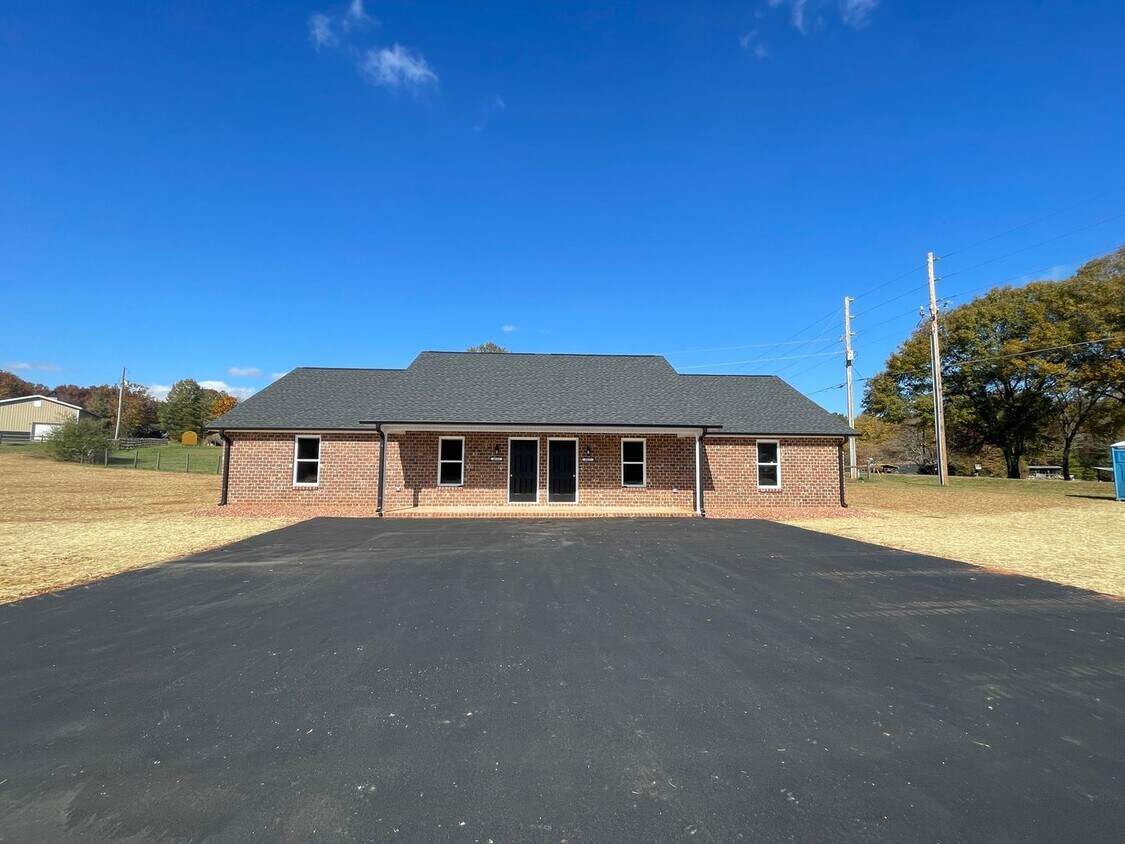Foto principal - Available NOW! 2BR, 1BA Duplex in Super Co...