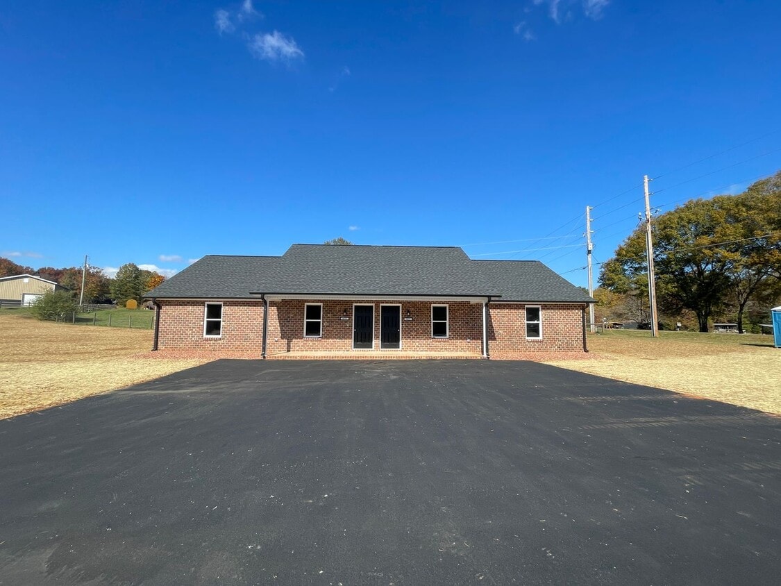 Primary Photo - Available NOW! 2BR, 1BA Duplex in Super Co...
