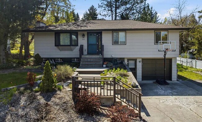 Building Photo - Beautiful 3 Bed 3 Bath located on Military Hill!