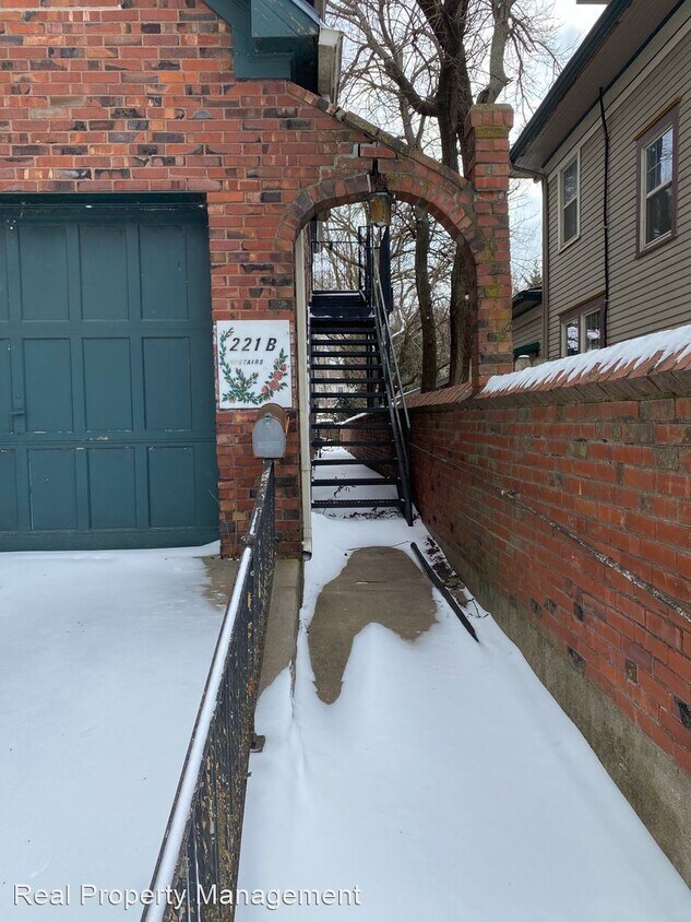 Foto principal - 3 br, 2.5 bath House - 221 E 8th Apt B