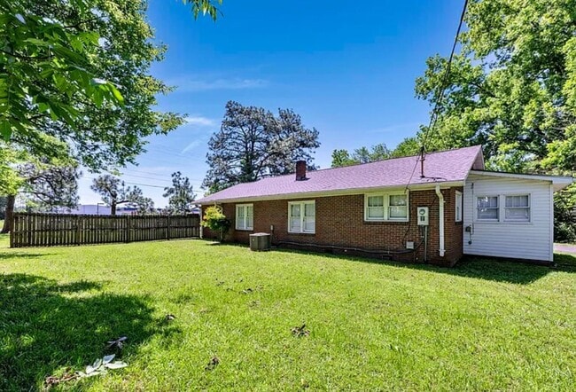 Building Photo - 4 bedroom 2 Bath - Available Now