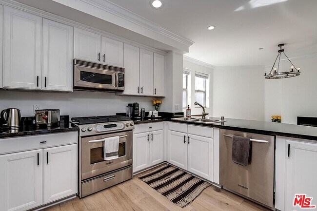 Building Photo - 122 N Clark Dr