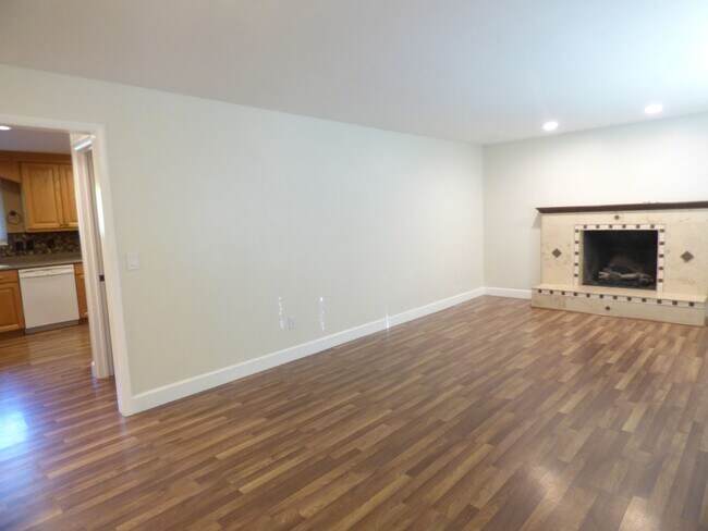 Building Photo - 5 Bd 3 Ba Home in Sandy