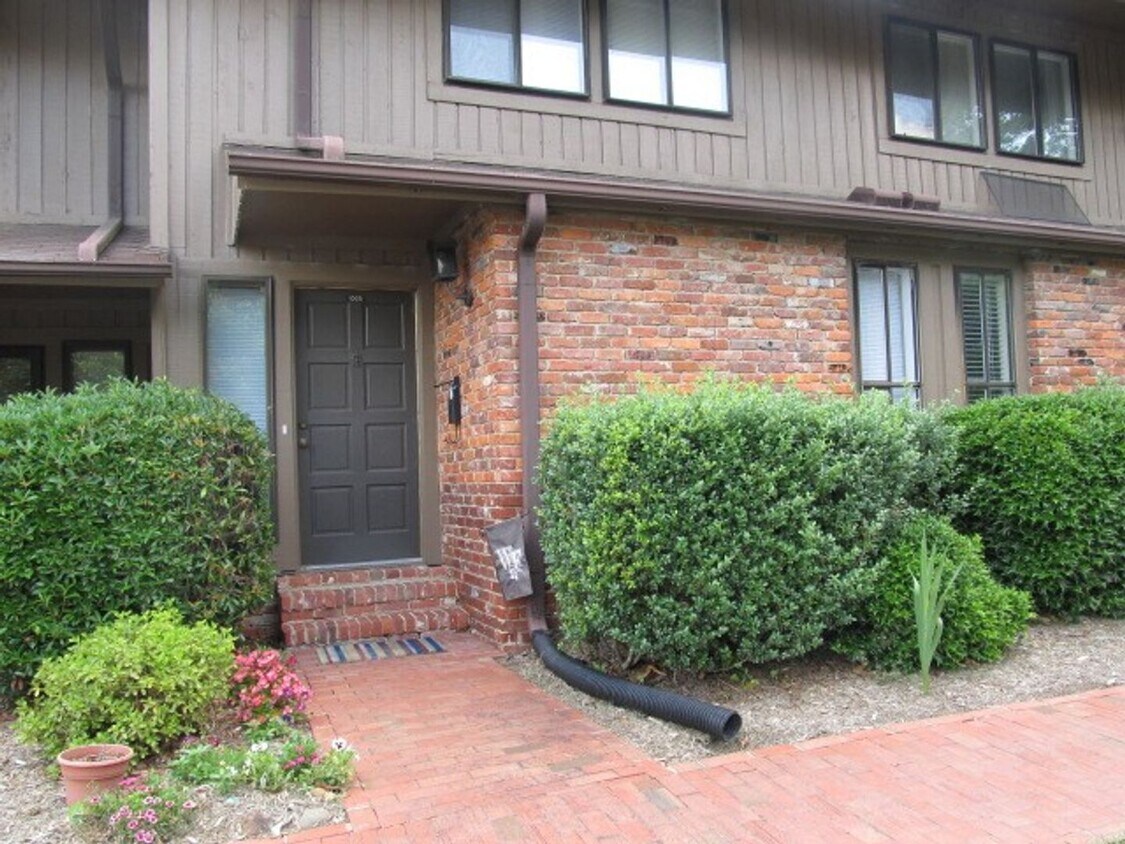 Primary Photo - Chapel Hill / The Oaks Townhome