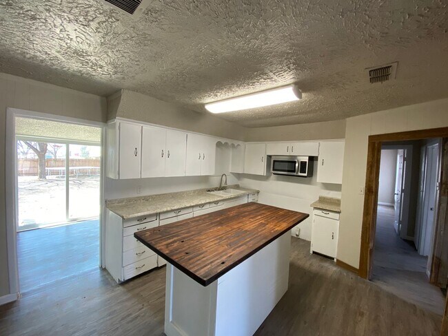 Foto del edificio - 3 Bed 2 Bath in Shallowater!!