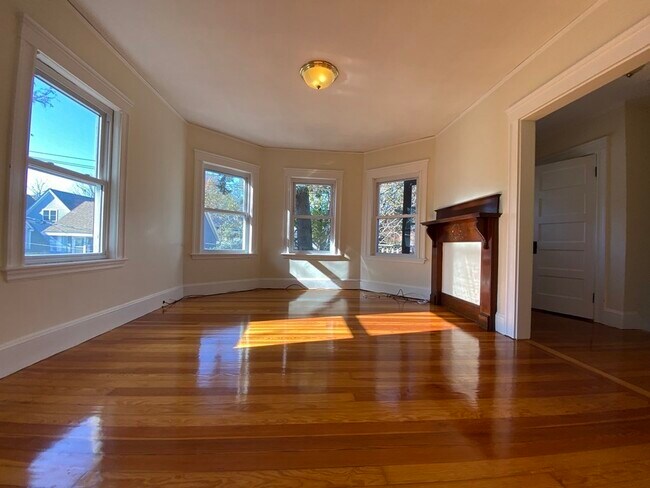 Building Photo - 31 Elm St