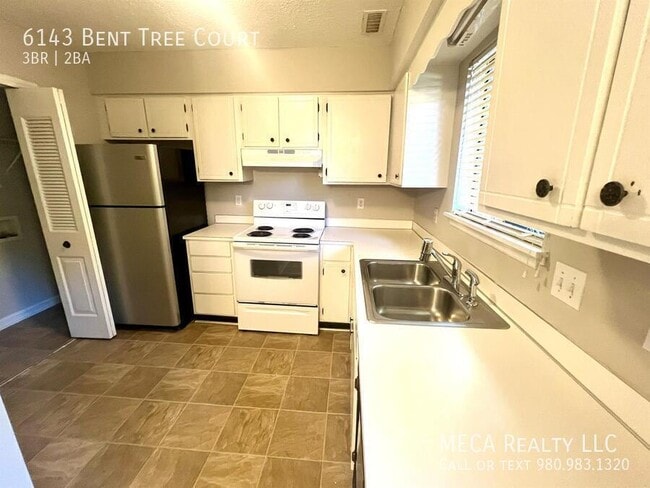 Building Photo - 6143 Bent Tree Ct