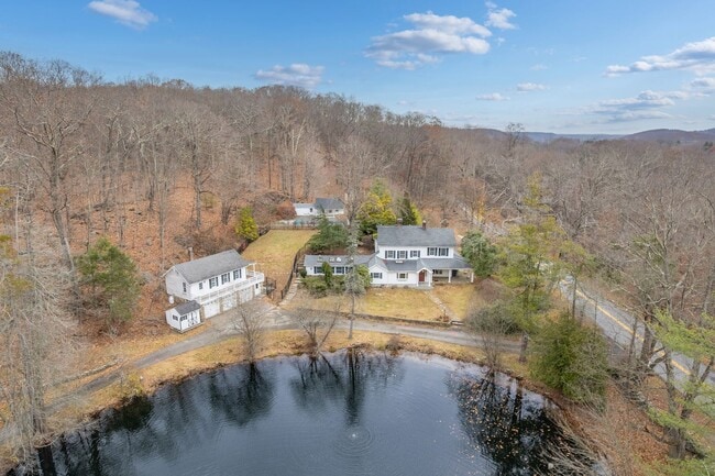 Foto del edificio - Beautiful 4 Bedroom 3.5 Bathroom Home On Quiet Tree-Lined Street In Millwood.