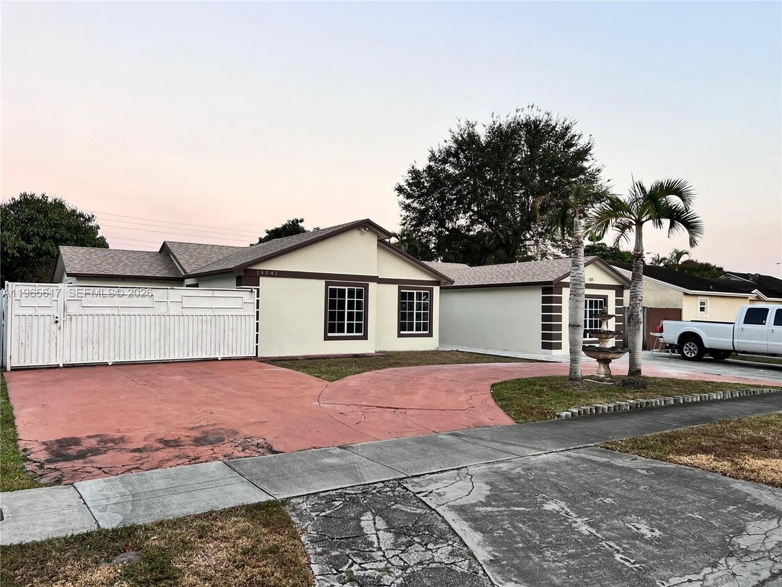 Foto del edificio - 19541 NW 57th Ct