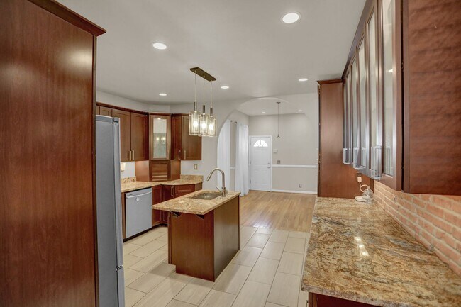 Foto del edificio - Chic City Living at 2308 E Fairmont Ave!