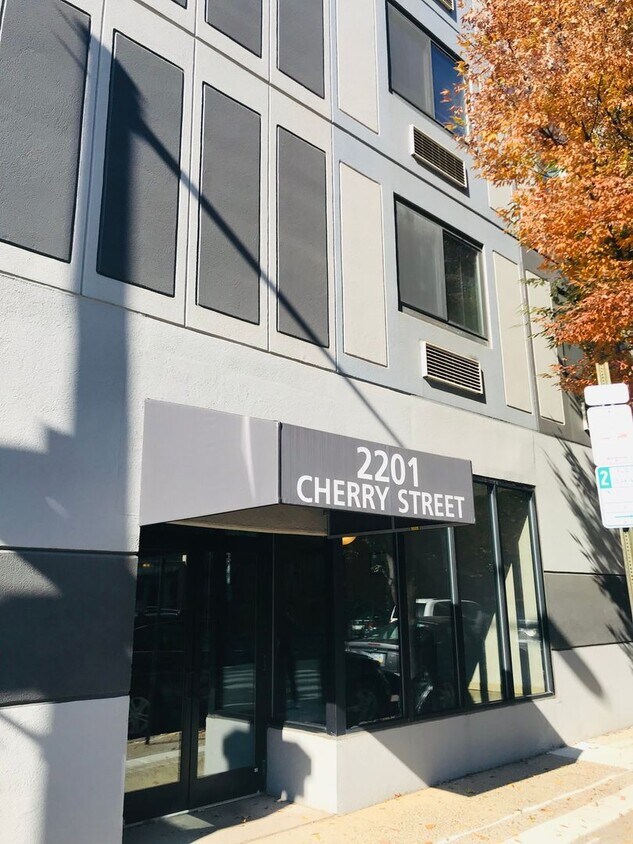 Foto principal - 2-Bed/2-Bath Condo in Center City with FRE...