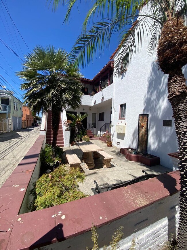 Building Photo - Cute 1 Bedroom 1 Bathroom Long Beach Apartment For Rent!