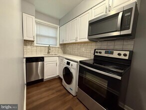 Building Photo - 3043 Patrick Henry Dr