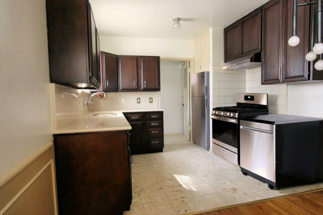 Kitchen - 1607 Westholme Ave