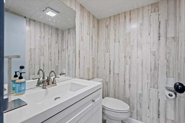 Building Photo - 300 Waterway Dr S