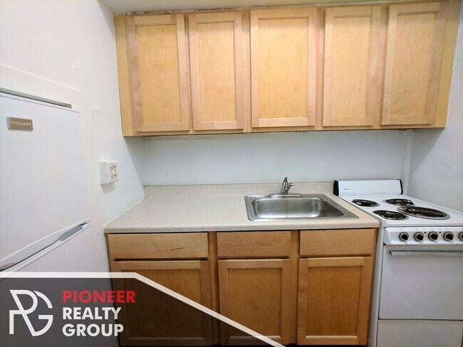 Building Photo - 560 W Arlington Plz