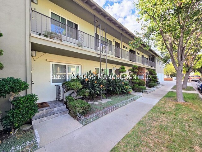 Foto del edificio - 3041 E 3rd St