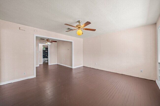 Building Photo - Cute 2/1.5 Duplex, Minutes from TTU & Downtown LBK