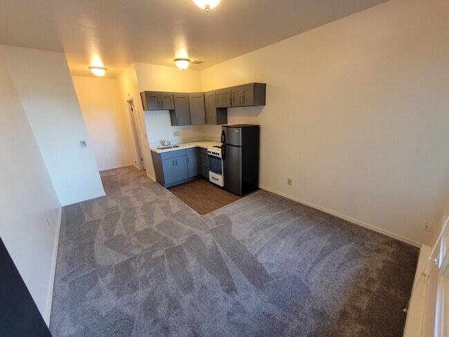 Building Photo - 8620 Roosevelt way NE