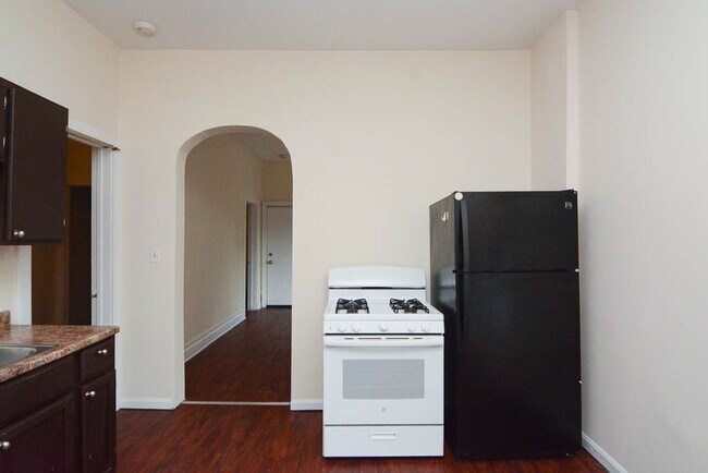 Building Photo - 1228 N Maplewood Ave