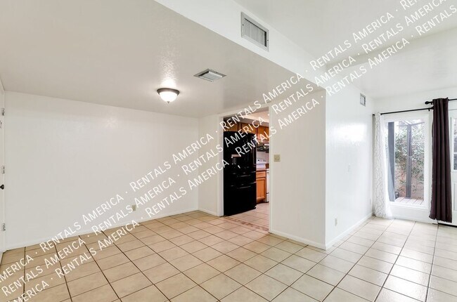 Building Photo - Great central location, near I-10, schools...