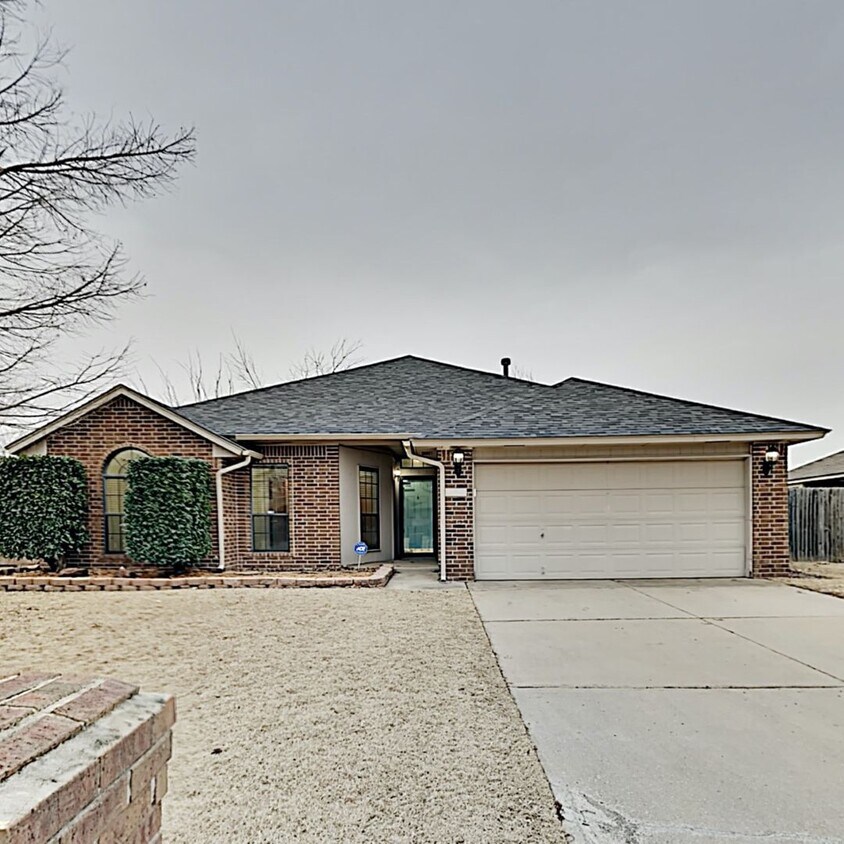 905 Sennybridge Dr, Yukon, OK 73099 House Rental in Yukon, OK