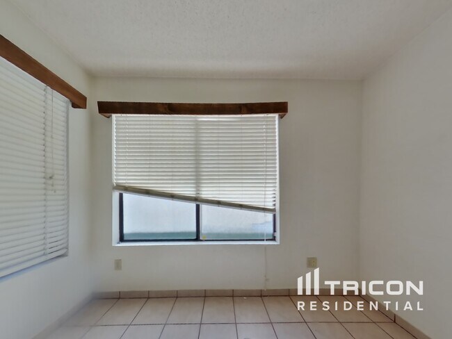 Foto del edificio - 6340 W Mercer Ln