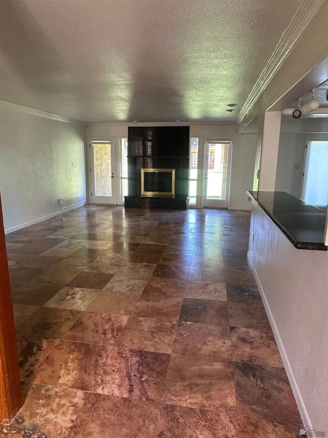 Building Photo - 800 E Country Club Dr