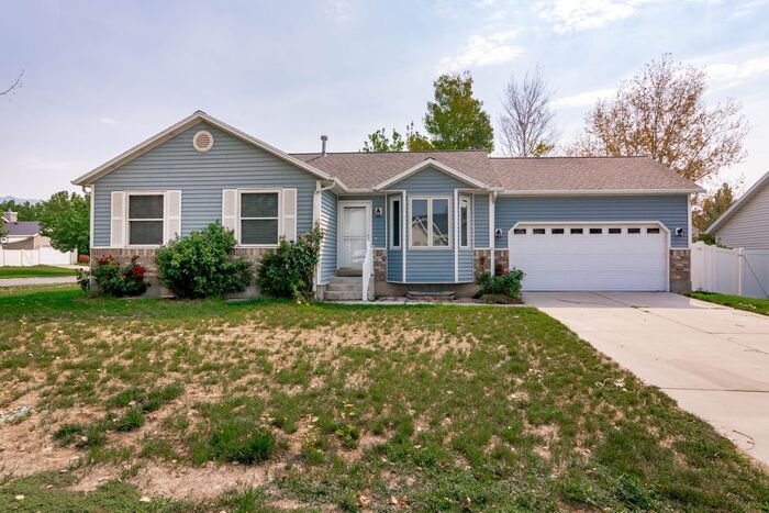 Foto principal - Beautiful Single Family Home Located in Am...