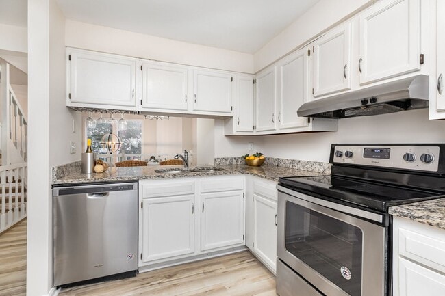 Building Photo - Beautifully Renovated Three Story Townhome!