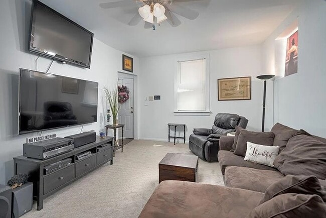 Building Photo - 642 N Dearborn St