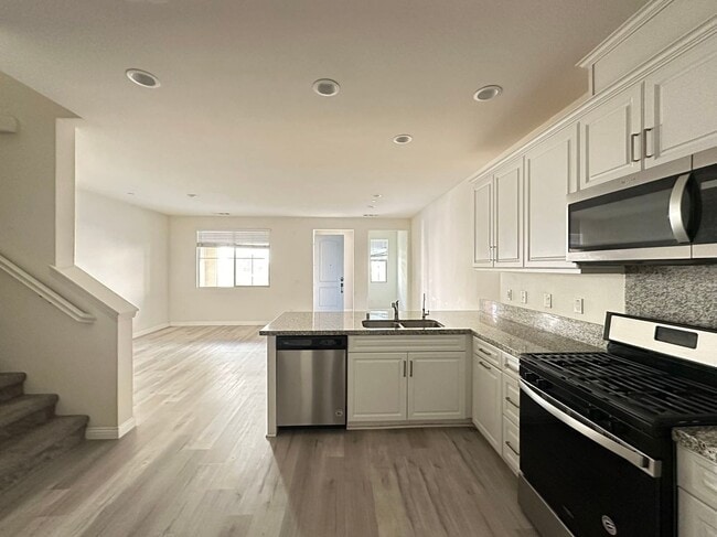 Building Photo - 3 Bedroom home for lease in Ontario