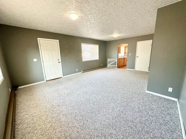 Foto del edificio - 2 Bedroom 1 Bathroom Home with Acreage in Town